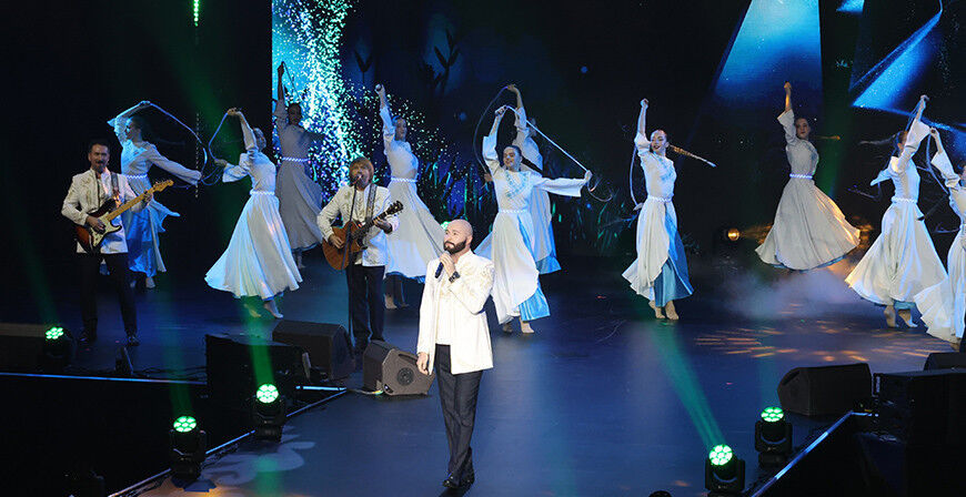 «Хотим подпевать и даже танцевать». С каким настроением пришли зрители на «Золотой шлягер» в Могилеве