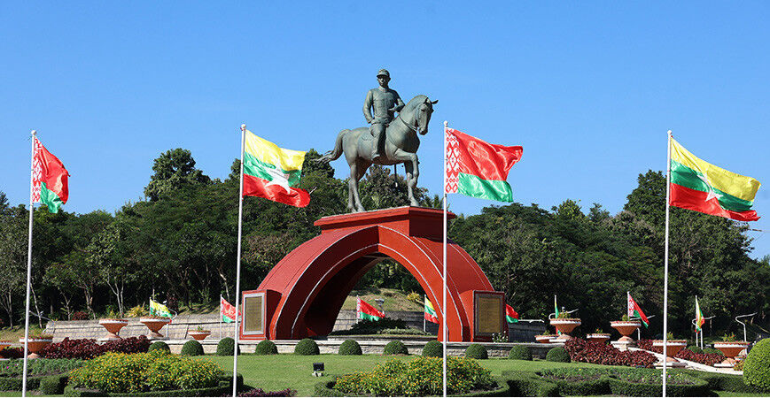 Лукашенко встретился с Мин Аун Хлайном в Президентском дворце в Нейпьидо