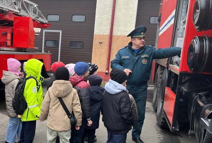 Спасатели Быховщины провели ознакомительную экскурсию в пожарно‑аварийно‑спасательной части