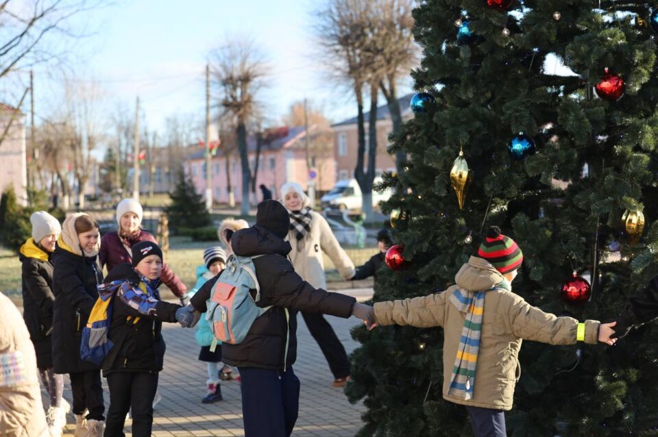 У кинотеатра «Родина» в Быхове открылась резиденция Деда Мороза