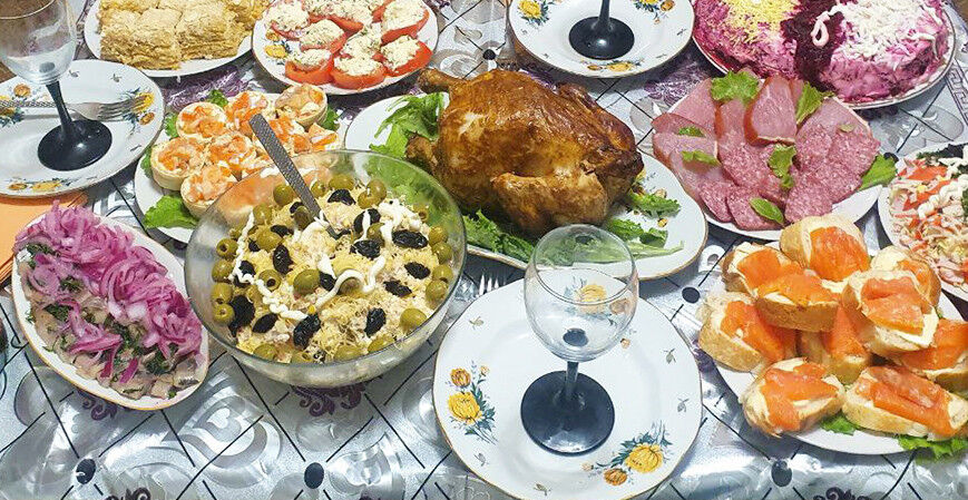 Эксперт объяснила, как выбрать полезный напиток к новогоднему столу