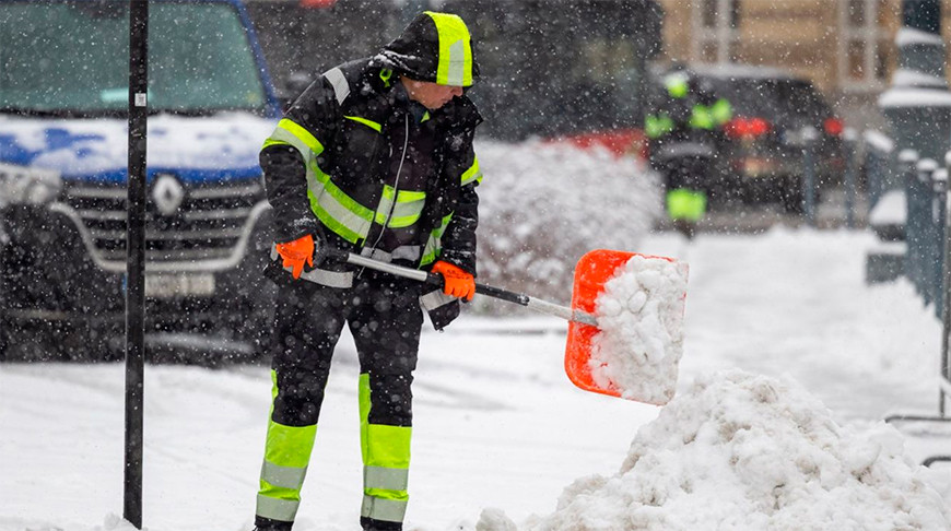 «Настоящий хаос»: сильный снегопад парализовал движение в Вильнюсе