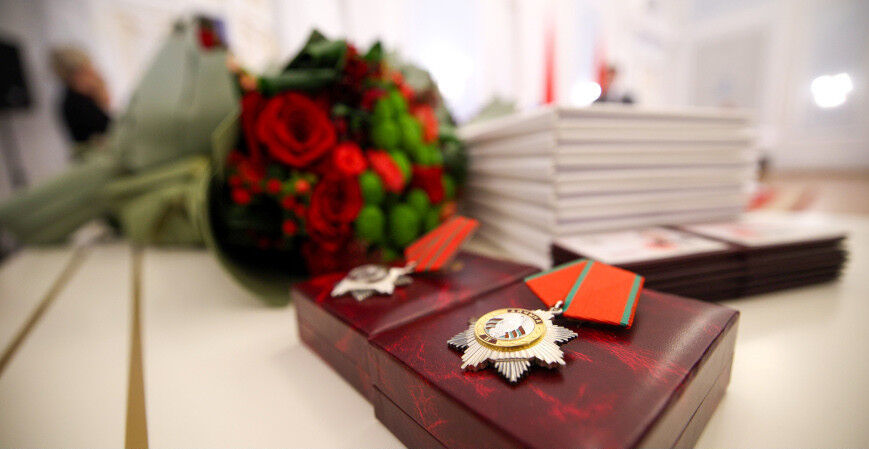 Лукашенко вручил ордена Отечества Валентину Сукало и Петру Миклашевичу