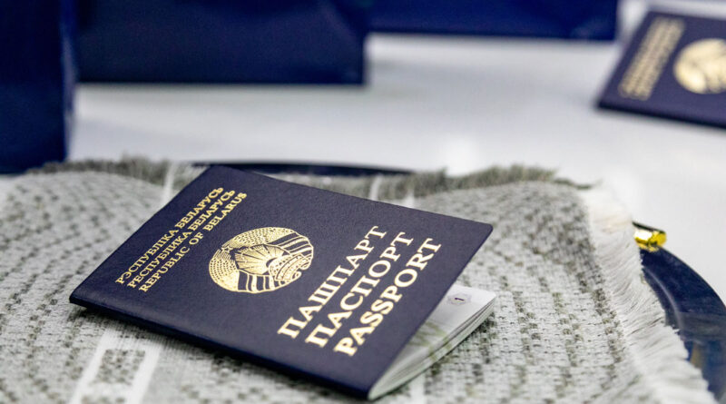 Паспорт и права — только со справкой из военкомата: новые правила для белорусов с 11 февраля