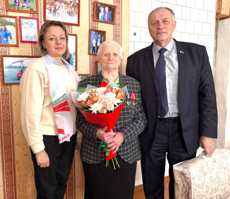 В рамках акции «От всей души» поздравили ветерана связи из Быхова