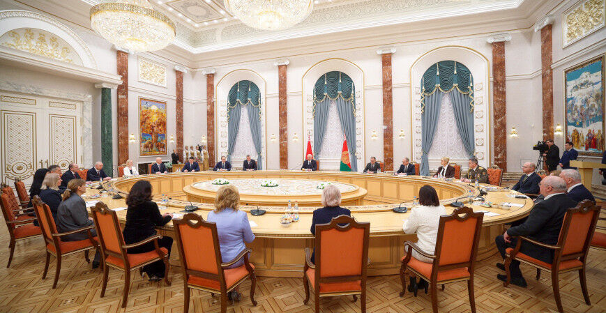 Лукашенко вручил дипломы учёным: «Будущее, о котором грезили фантасты, уже наступило»