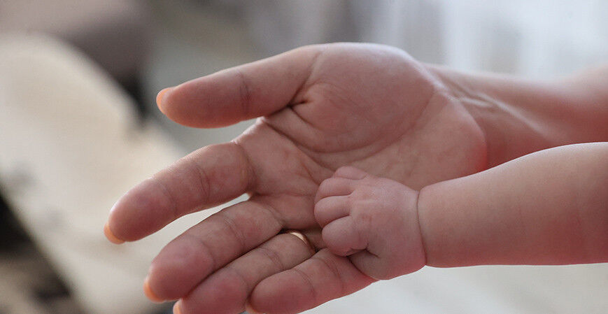 Минтруда разъяснил, как выход на работу влияет на пособие по уходу за ребёнком до 3 лет