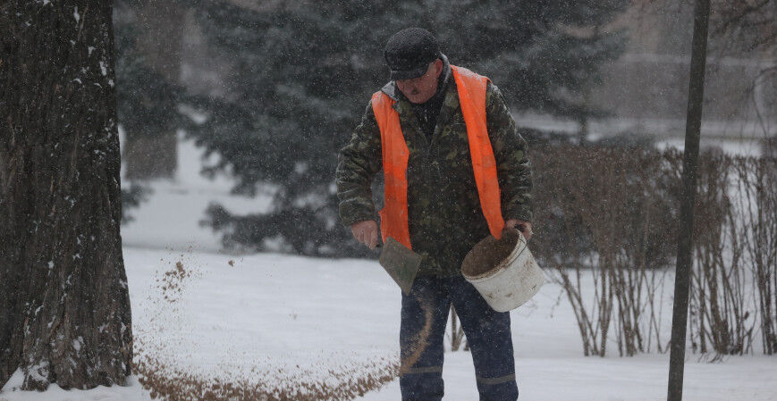 Более 6400 коммунальщиков ночью убирали снег по всей стране