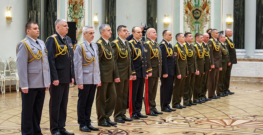 Лукашенко вручил генеральские погоны и госнаграды ко Дню защитников Отечества