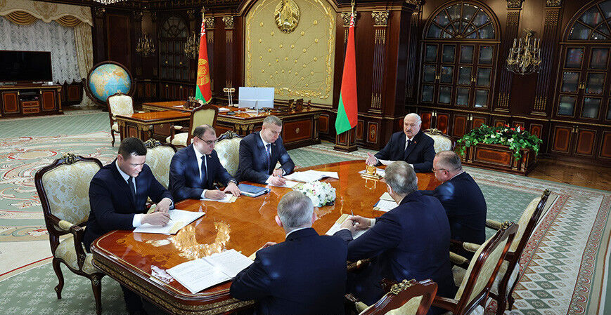 Лукашенко о зарплатах учёных: «Есть результат — платим, нет — денег не будет»