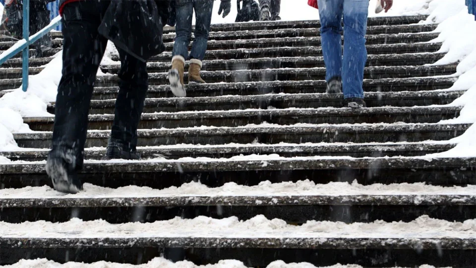 Гололёд и мороз: как избежать травм и обморожений зимой