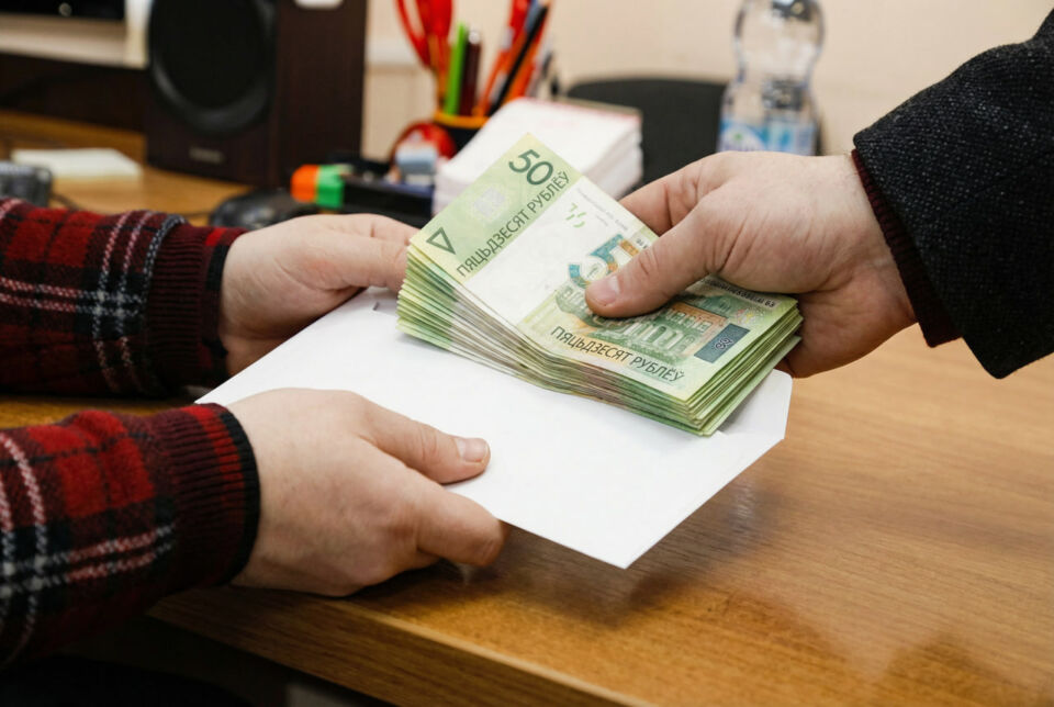 «Зарплата в конвертах» — чем рискует работник и почему это невыгодно в долгосрочной перспективе