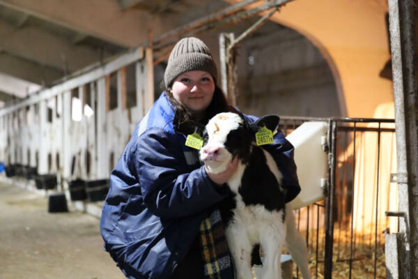 Молодой ветврач Анастасия Красницкая вернулась на родную Быховщину работать на ферме