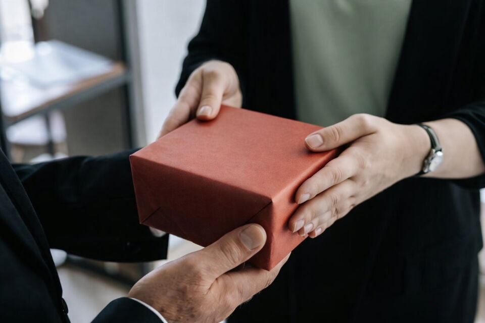 Нужно ли платить страховые взносы со стоимости сувениров для сотрудников?