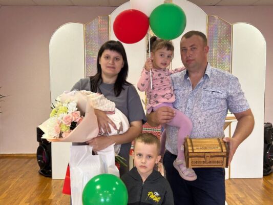 «Бацькава кашуля» вручена семье в честь рождения третьего ребенка