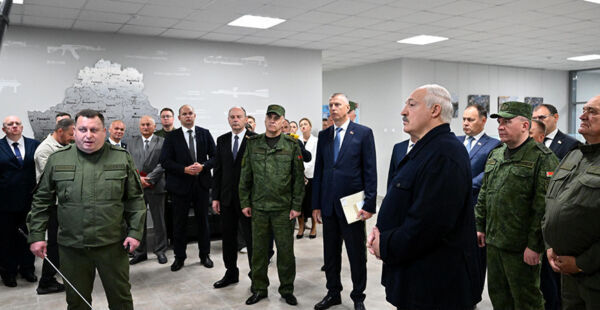 Стрелковое оружие — основа армии: Лукашенко оценил автомат ВСК-100Б