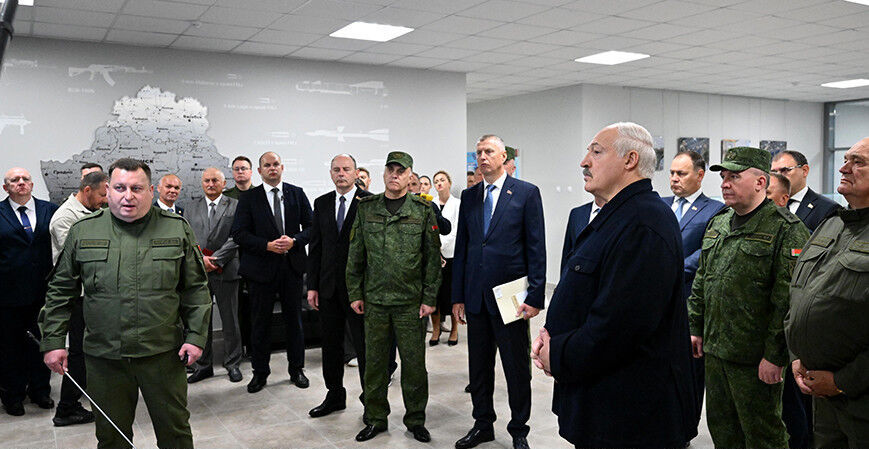 Стрелковое оружие — основа армии: Лукашенко оценил автомат ВСК-100Б