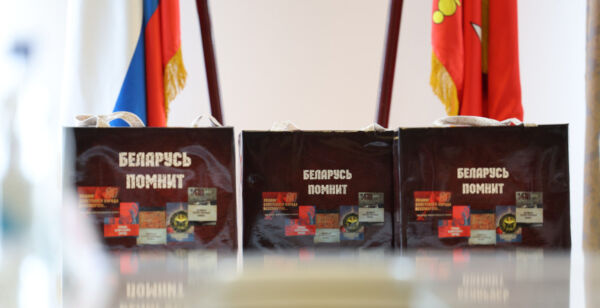 Белорусские книги о Великой Отечественной войне передали в музей Санкт-Петербурга