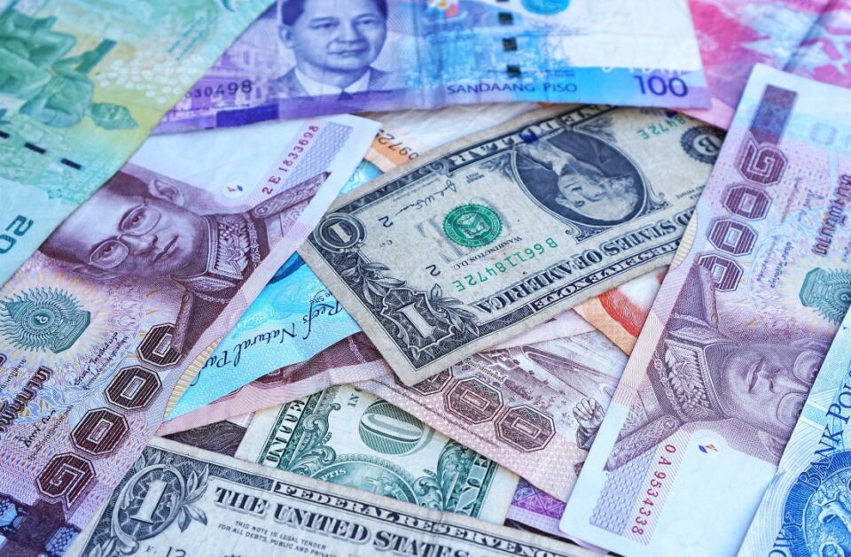 Курсы валют: доллар и юань укрепились, рубль ослабел