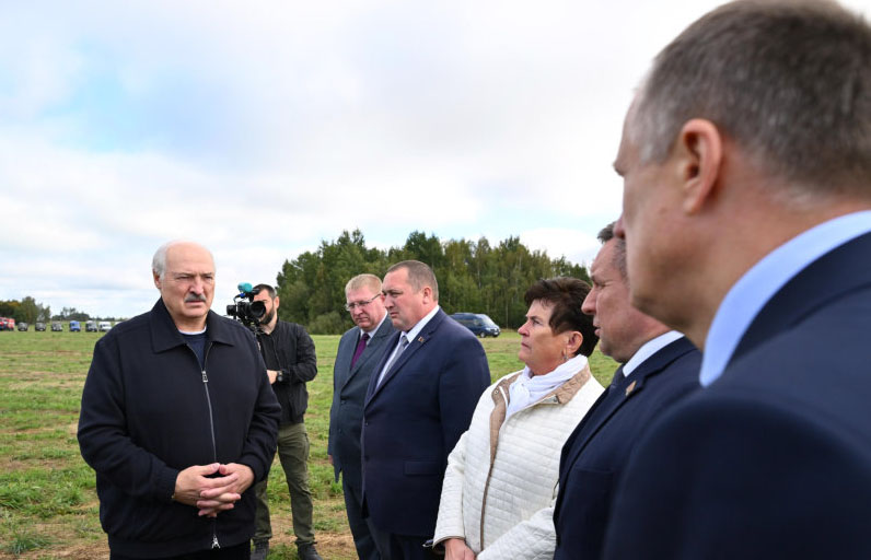 Лукашенко совершает рабочую поездку в Шкловский район