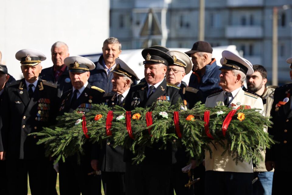 Склоняя головы перед бессмертным подвигом: участники 85-летнего юбилея 57-й Смоленской Краснознаменной морской ракетоносной авиационной дивизии почтили память павших героев